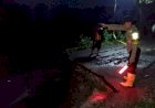 Polres-Kediri-Gercep-Tangani-Banjir,-Pasang-Police-Line-di-Jembatan-Putus-Untuk-Keselamatan-Warga