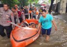 Polisi-Evakuasi-Lansia-Korban-Terdampak-Banjir-di-Cengkareng