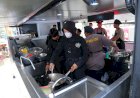 Hari-kev6-Latsitardanus-2026,l-Taruna-Akpol-Masak-di-Dapur-Lapangan-untuk-Ratusan-Warga-Aceh-Tamiang