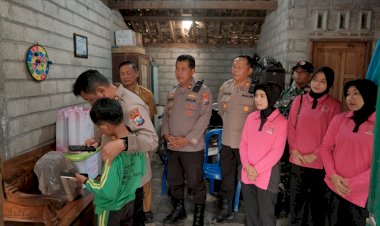 Polres-Kediri-Sambangi-Marfel,-Bocah-Kelas-5-SD-yang-Berjuang-Rawat-Ibunya