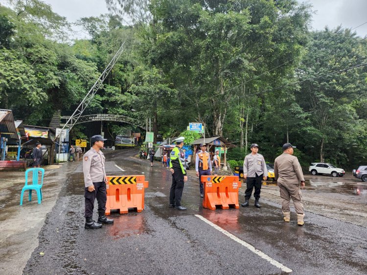Polres Mojokerto Tutup Jalur Pacet- Cangar Selama Proses Penanganan Longsor