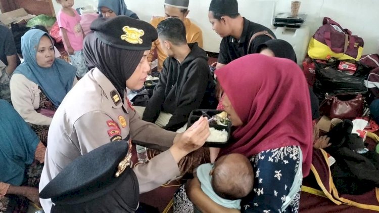 Polwan Polresta Sidoarjo Beri Pelayanan Keluarga Korban di Ponpes Al Khoziny