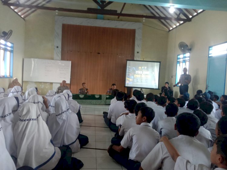 Polresta Sidoarjo Beri Penyuluhan Anti Radikalisme dan Bahaya Kenakalan Remaja di SMP Muhammadiyah 8 Tanggulangin